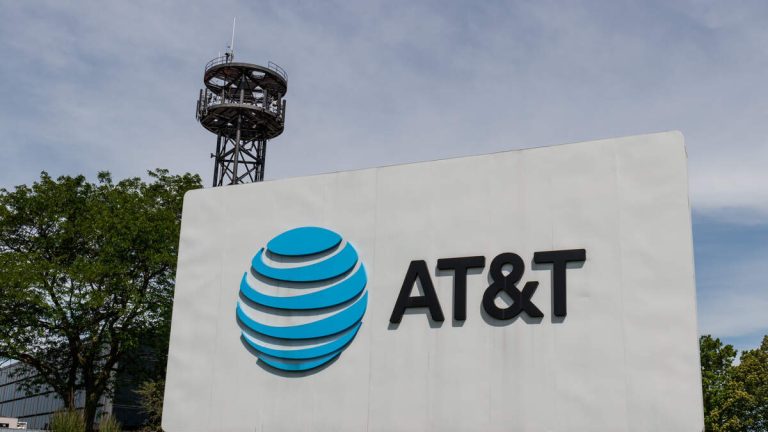 Fired AT&T Retail Store Manager Alleges Pregnancy Discrimination