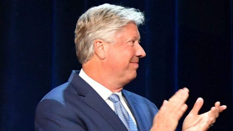 Megachurch Faces Exodus After Pastor’s Past Child Relationship Admission