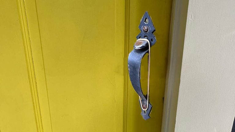 If You Find A Rubber Band Around Your Doorknob, Remove It And Call The Cops