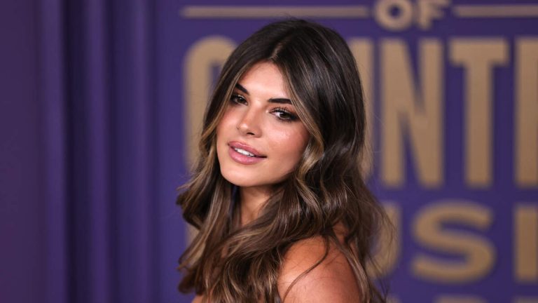 Influencer Stunned By Pilot’s Note Calling Her ‘The Most Beautiful Woman’