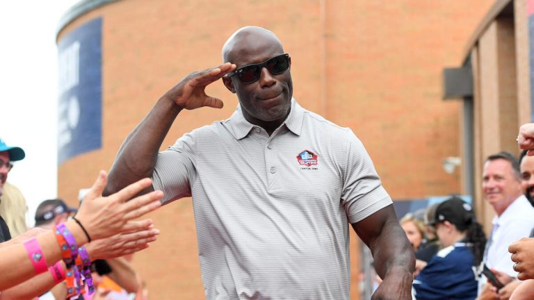 Pro Football Hall Of Famer Terrell Davis Taken Off Plane In Handcuffs