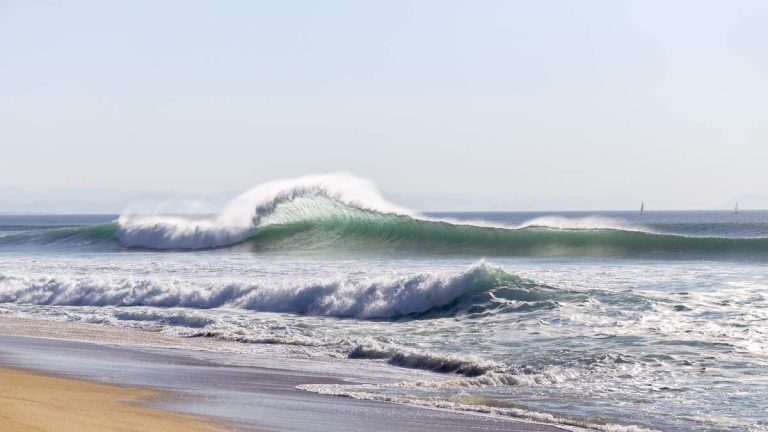 High Surf Returns to LA County Beaches, Prompting Calls for Caution
