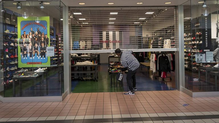 National Shoe Store Chain Closing 400 Stores