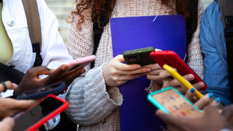 LAUSD Cell Phone Ban Goes Into Effect