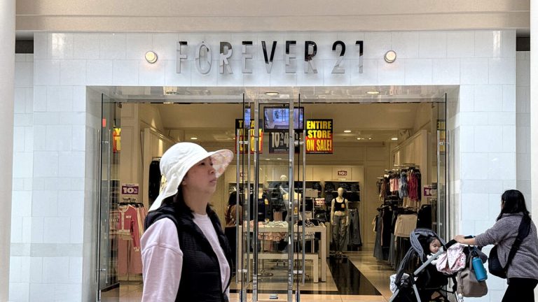 Teen `Fast Fashion’ Company Forever 21 to Shut Stores Across U.S.