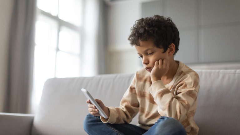 Study Warns Giving Kids Under 12 A Smartphone Increases Risk Of Depression