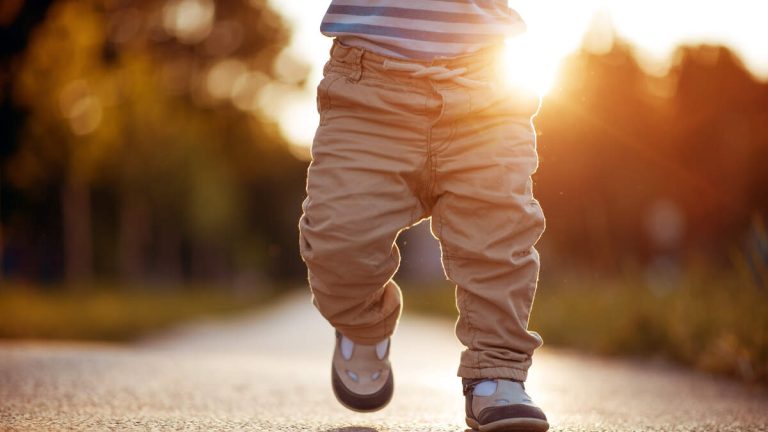 Man Runs Into Busy Street To Rescue Toddlers From Oncoming Traffic