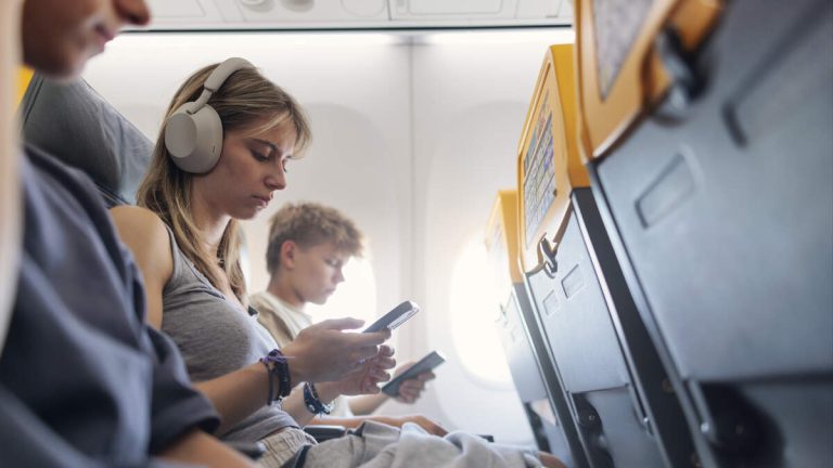 Major US Airline Will Start Removing Passengers Who Don’t Wear Headphones