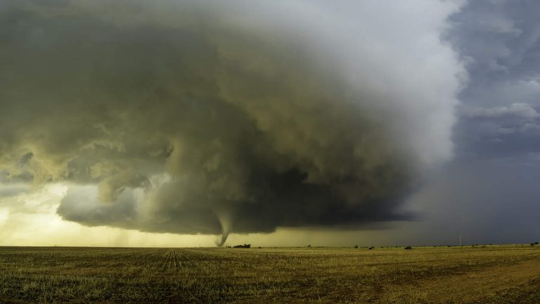 US Pummeled By Snow, High Winds Raise Tornado Threat