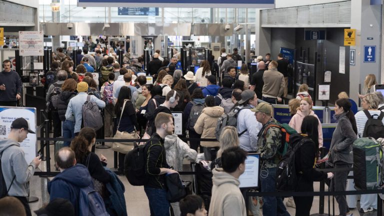 Federal Officials Order Flight Cuts At Major US Airport To Reduce Delays
