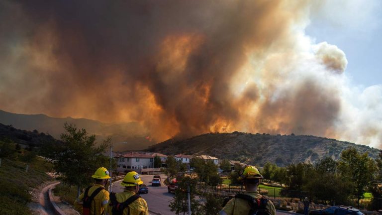Sandy Fire Forces 44,000 Simi Valley Residents to Evacuate