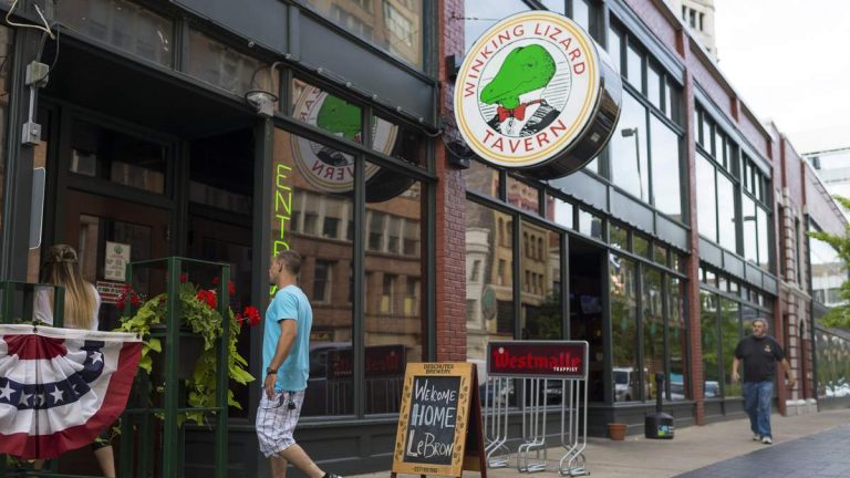 Winking Lizard Named Best Sports Bar in America