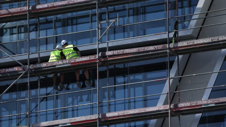 Unemployment Claims Rise to 225,000, Surpassing Forecasts